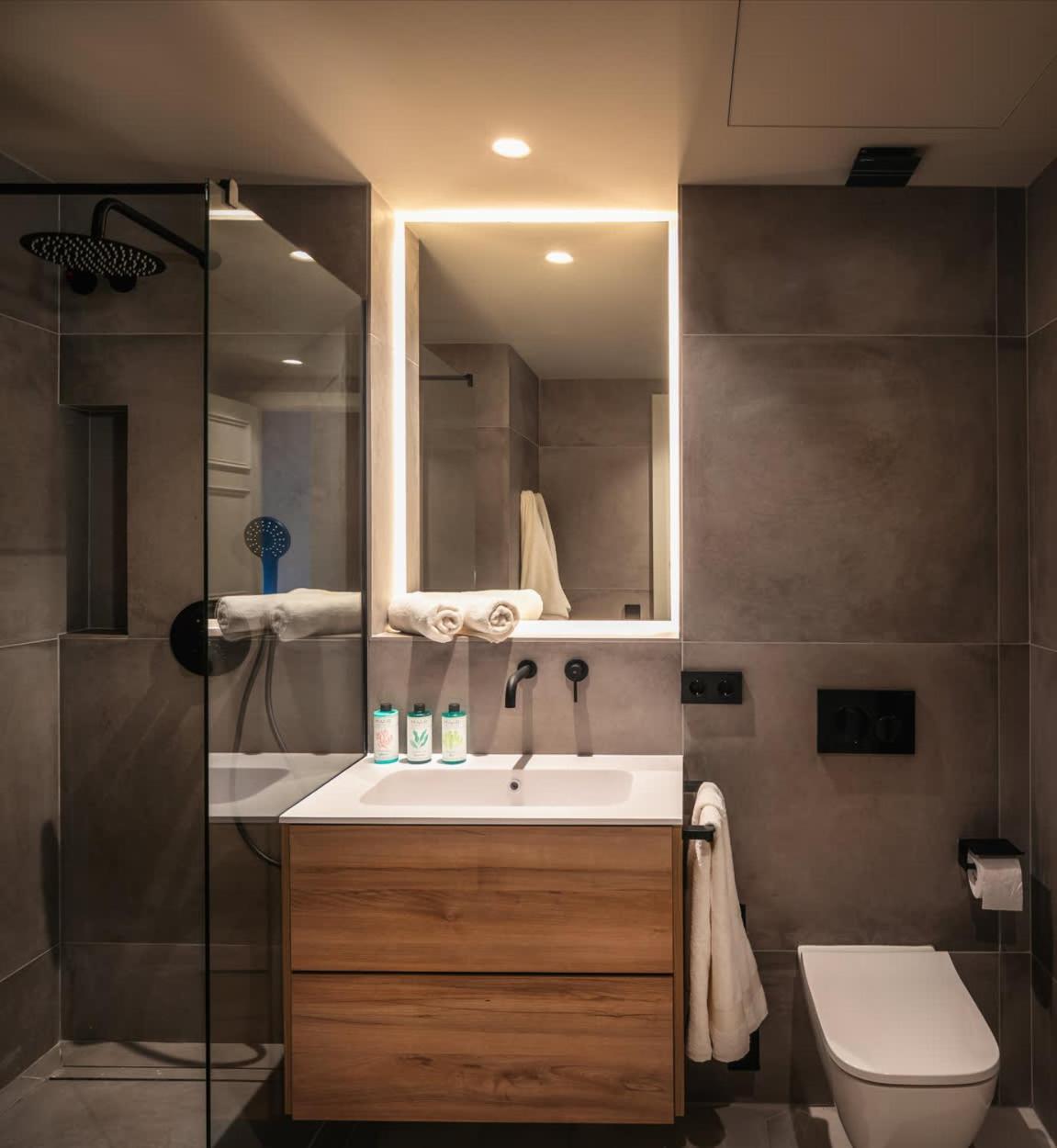 Lovely 6 Bedroom Flat In L'eixample Barcelona