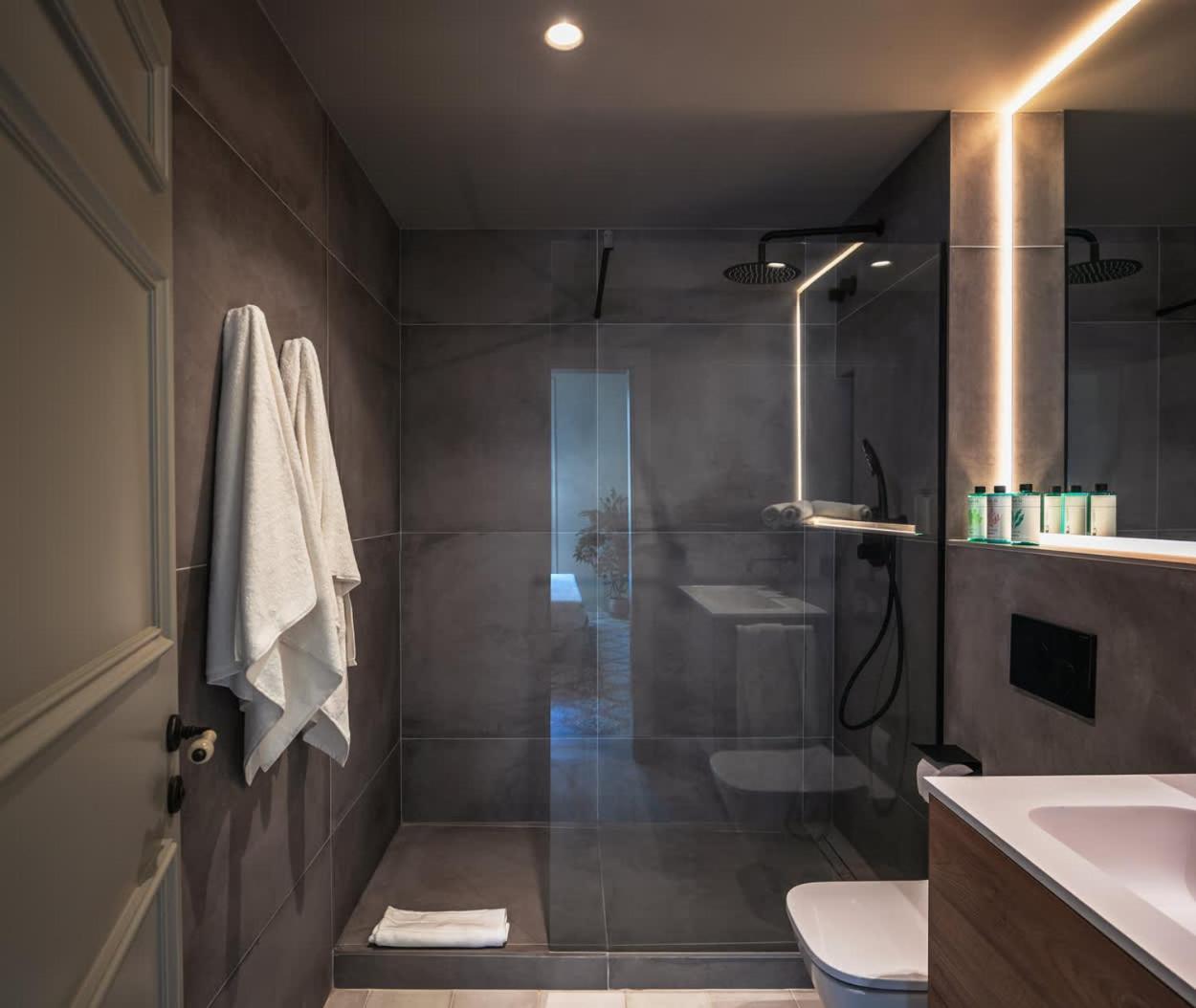 Lovely 6 Bedroom Flat In L'eixample Barcelona